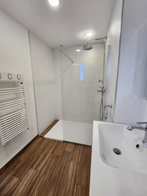 Shower, hair dryer, towels, toilet paper - Villa with swimming pool and private jacuzzi near Ajaccio (Cuttoli-Corticchiato)
