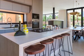 Fridge, microwave, oven, stovetop - Villa Aisha with heated pool - My Rental Homes (Marrakesh)