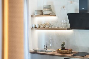 Dúplex Prestigio, vista al mar | Cocina privada | Refrigerador, parrilla de estufa y tetera eléctrica 