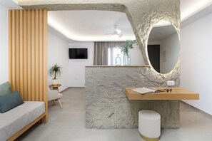 Deluxe Studio Suite, Partial Sea View | Living area