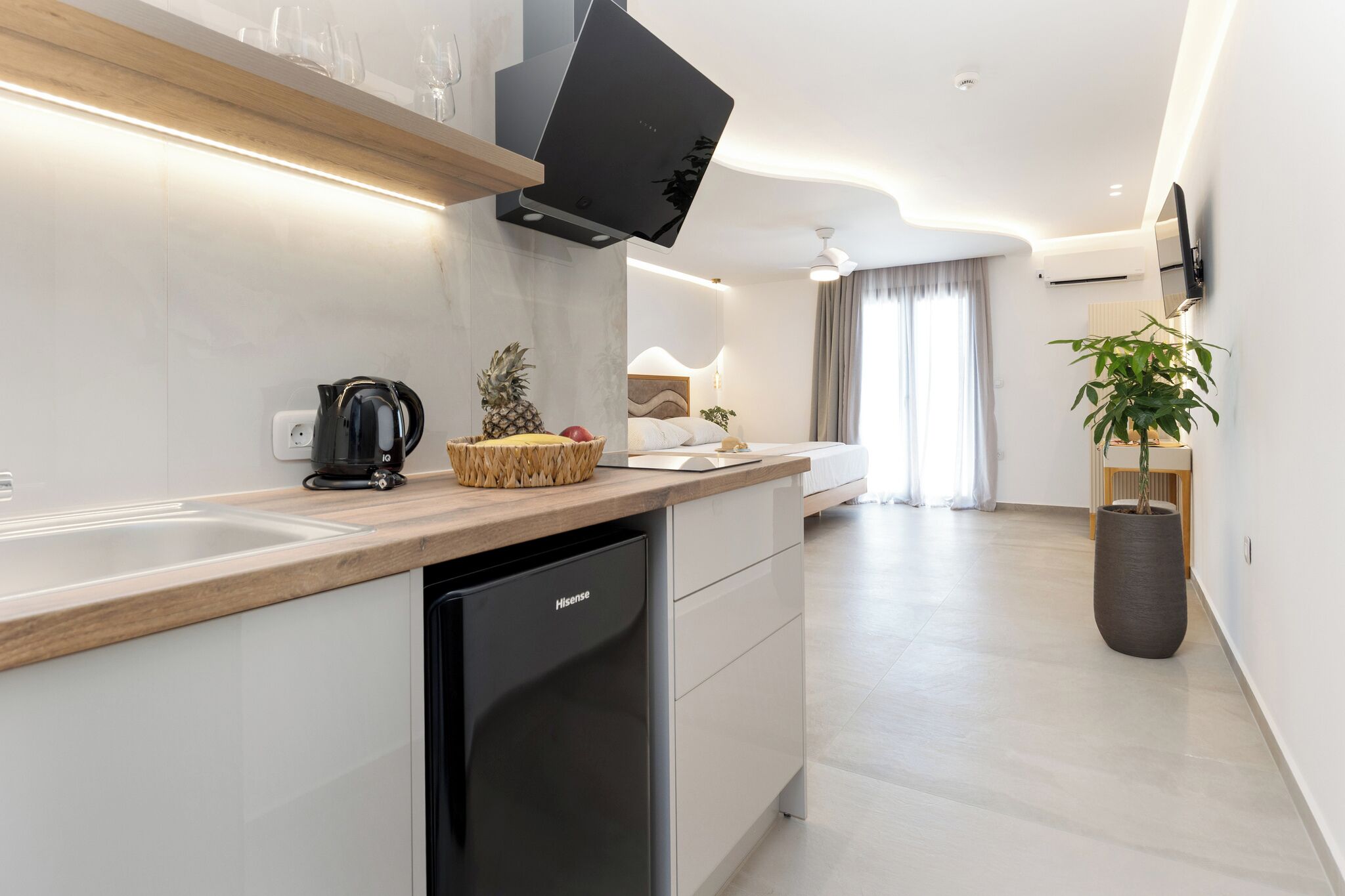 Executive Studio Suite, Sea View | Premium bedding, in-room safe, iron/ironing board, WiFi (free)