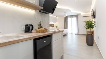 Executive Studio Suite, Sea View | Premium bedding, in-room safe, iron/ironing board, WiFi (free)
