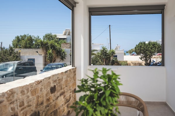 Deluxe Studio Suite, Partial Sea View | Interior - Axopetra Boutique Hotel (Naxos)
