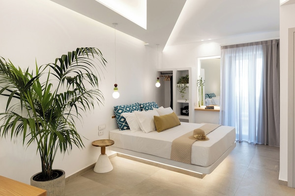 Executive Studio Suite, Sea View | Premium bedding, in-room safe, iron/ironing board, WiFi (free)