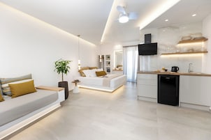Executive Studio Suite, Sea View | Living area | Smart TV