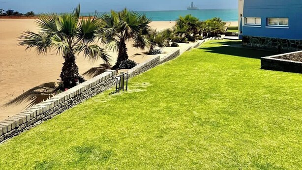 Un hotel con vista a la playa y al océano.