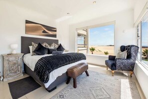 Tabla de planchar con plancha, wifi y ropa de cama 