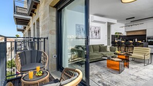 Eine moderne Wohnung mit Balkon, Essbereich und Küche.