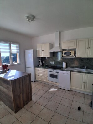 Private kitchen - Sea view apartment in Moriani (San-Nicolao)