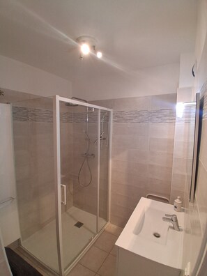 Shower, hair dryer, towels, soap - Sea view apartment in Moriani (San-Nicolao)