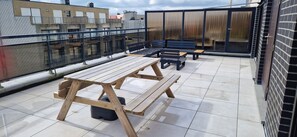 Outdoor dining - Penthouse Coxyde 50m from sea. max. 4 adults and 2 children. Terraces 20-45 m² (Koksijde)