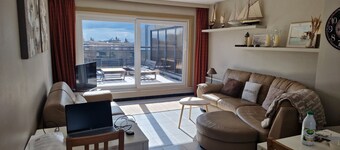 Penthouse Coxyde 50m from sea. max. 4 adults and 2 children. Terraces 20-45 m²