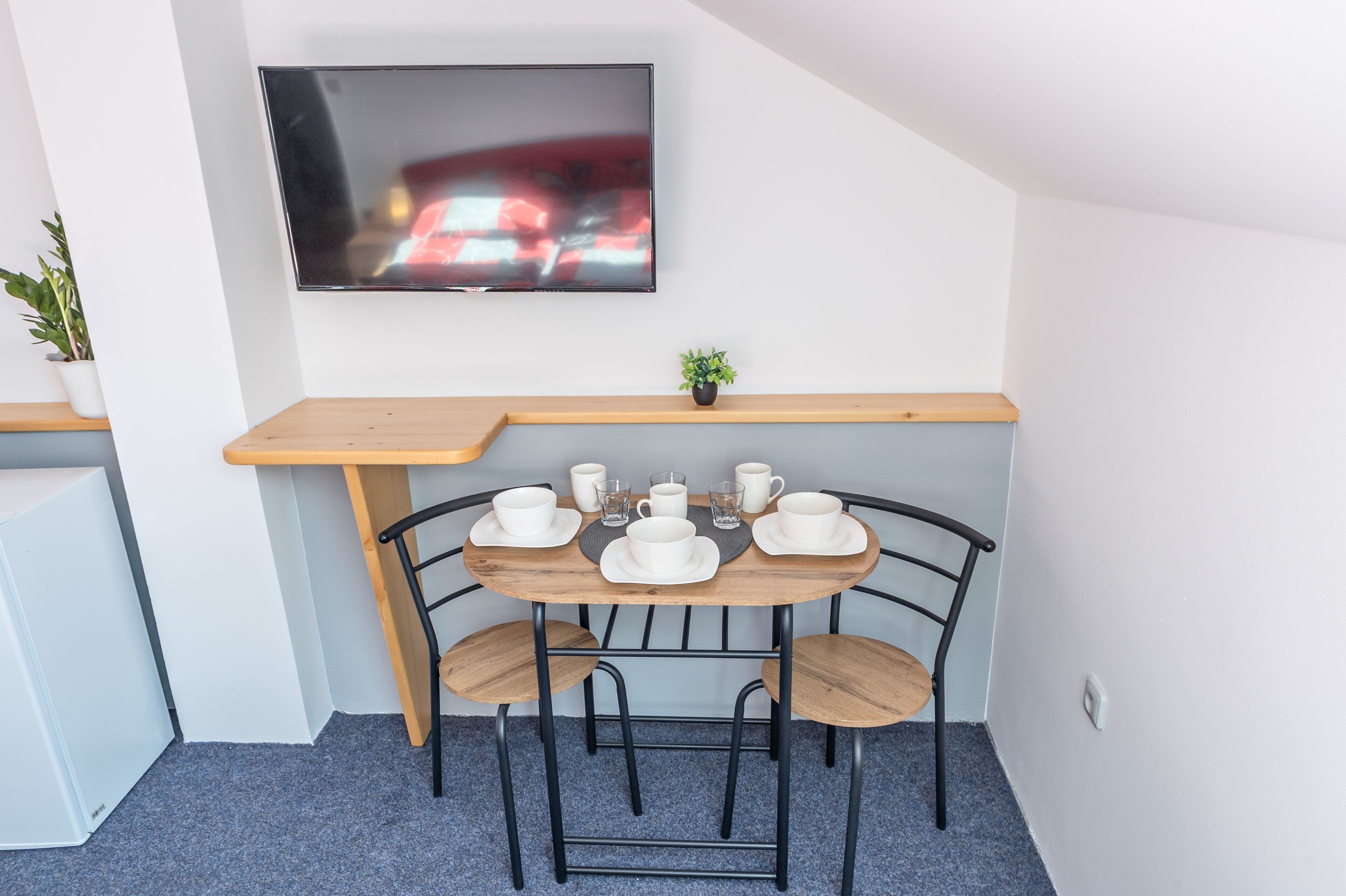 Triple Room, Non Smoking, Private Bathroom | Dining