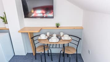 Triple Room, Non Smoking, Private Bathroom | Dining