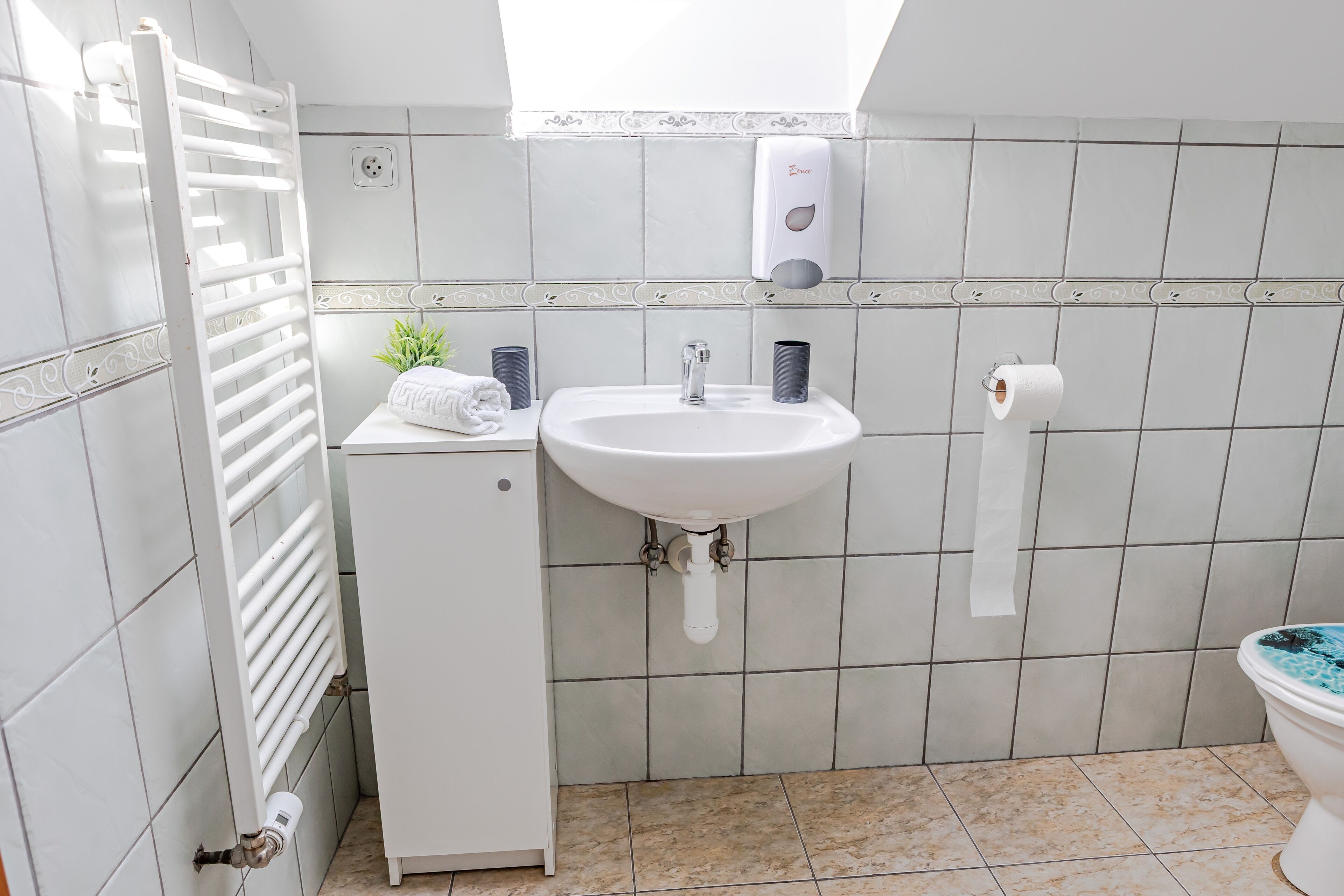 Triple Room, Non Smoking, Private Bathroom | Bathroom