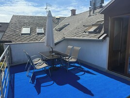 Habitación triple, no fumadores, baño privado | Restaurante al aire libre