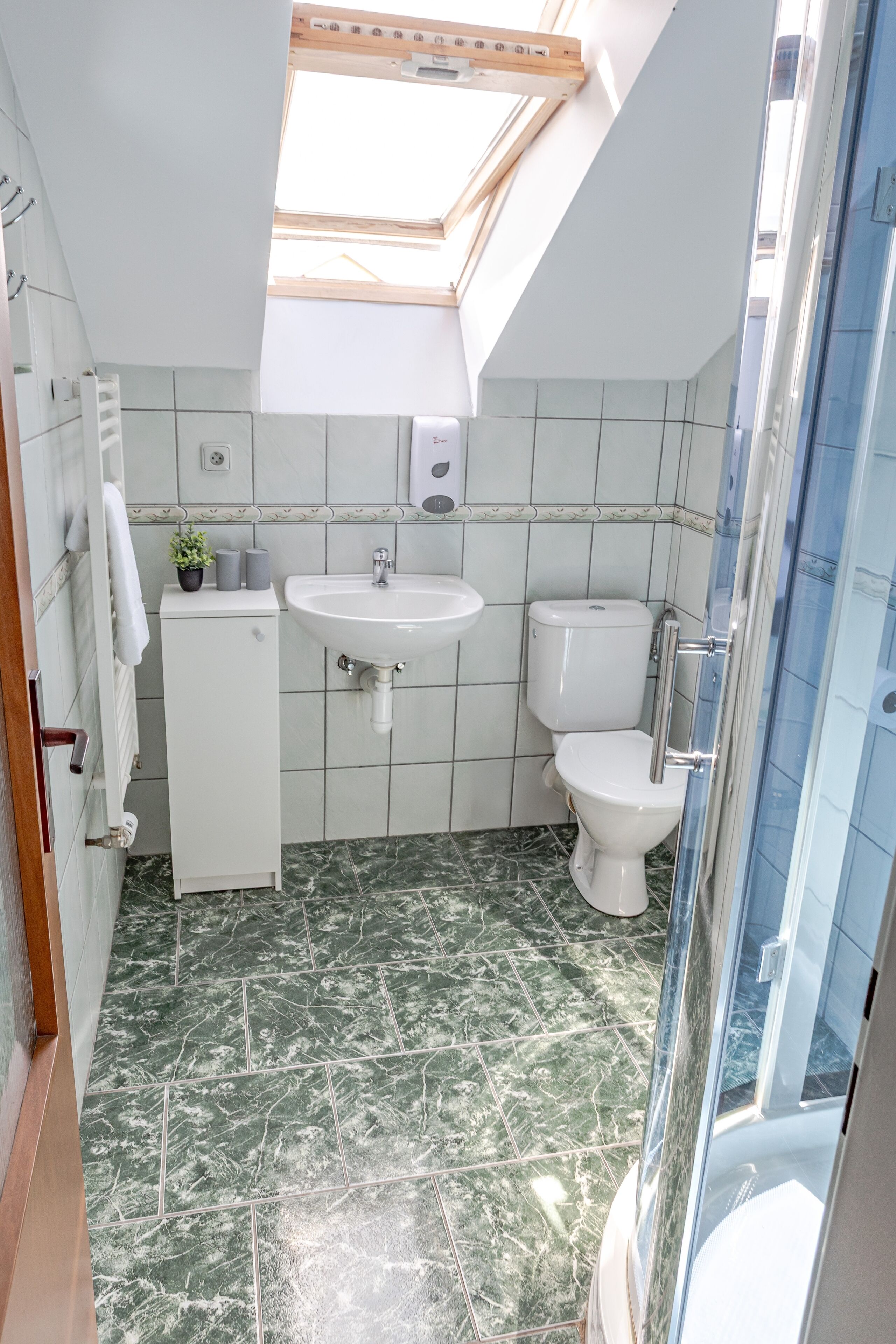 Triple Room, Non Smoking, Private Bathroom | Bathroom