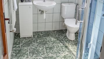 Triple Room, Non Smoking, Private Bathroom | Bathroom