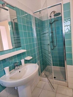 Shower, hair dryer, bidet, towels - Casa Genziana by Gmb Holidays (Cannigione)