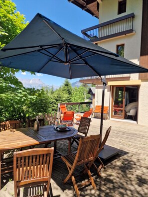 Outdoor dining - Vrbo Property (Saint-Gervais-les-Bains)
