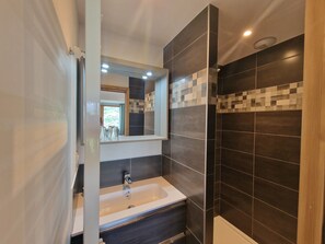 Bathroom - Vrbo Property (Saint-Gervais-les-Bains)