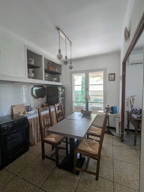 Dining - The tranquility of Arles, ideal for enjoying the city and relaxing. (Arles)