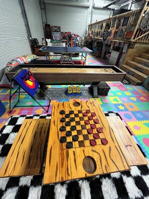 Games room - Ultimate Glamping Stay & Play Fun Spot (Ridge Manor)