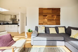 Apartment, Balcony | Living area - Light by Regent's Canal (London)