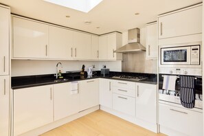 Apartment, Balcony | Private kitchen - Light by Regent's Canal (London)