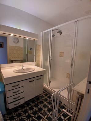 Shower, hair dryer, towels, soap - Apartment T3 Port de Toga (Ville-di-Pietrabugno)
