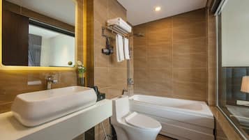 Classic Double or Twin Room, Lake View | Bathroom