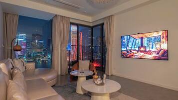 Classic Double or Twin Room, Lake View | Living area