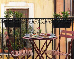 Habitación junior | Restaurante al aire libre