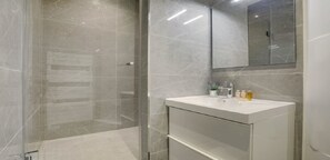 Dusche, Haartrockner, Handtücher, Seife