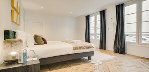 4 Schlafzimmer, Zimmersafe, Schreibtisch, Bügeleisen/Bügelbrett
