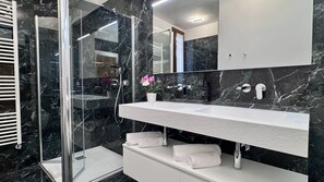 Shower, hair dryer, bidet, towels - Angelo Prestige Canal View (Venice)