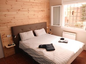 Tabla de planchar con plancha, wifi y ropa de cama 
