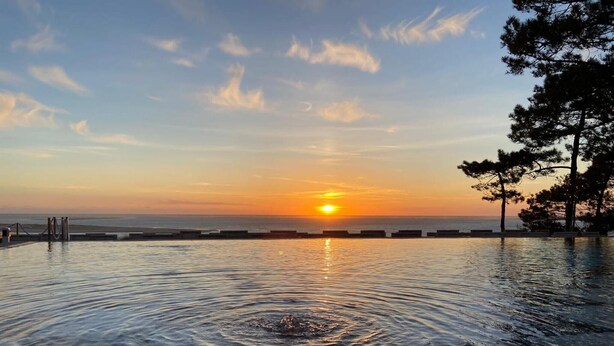 A swimming pool with a sunset view, a pier, and trees. - Casa Peroscalou Roses – Modern Villa with Panoramic Views, 3 Bedrooms, Near Costa Brava Beaches (El Mas Fumats)