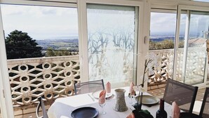 A table set for dining with a view of the landscape. - Casa Peroscalou Roses – Modern Villa with Panoramic Views, 3 Bedrooms, Near Costa Brava Beaches (El Mas Fumats)