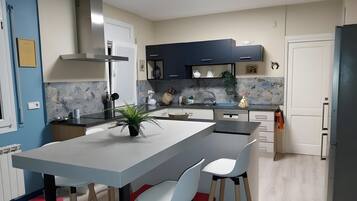 Frigorifero, microonde, forno, piano cottura