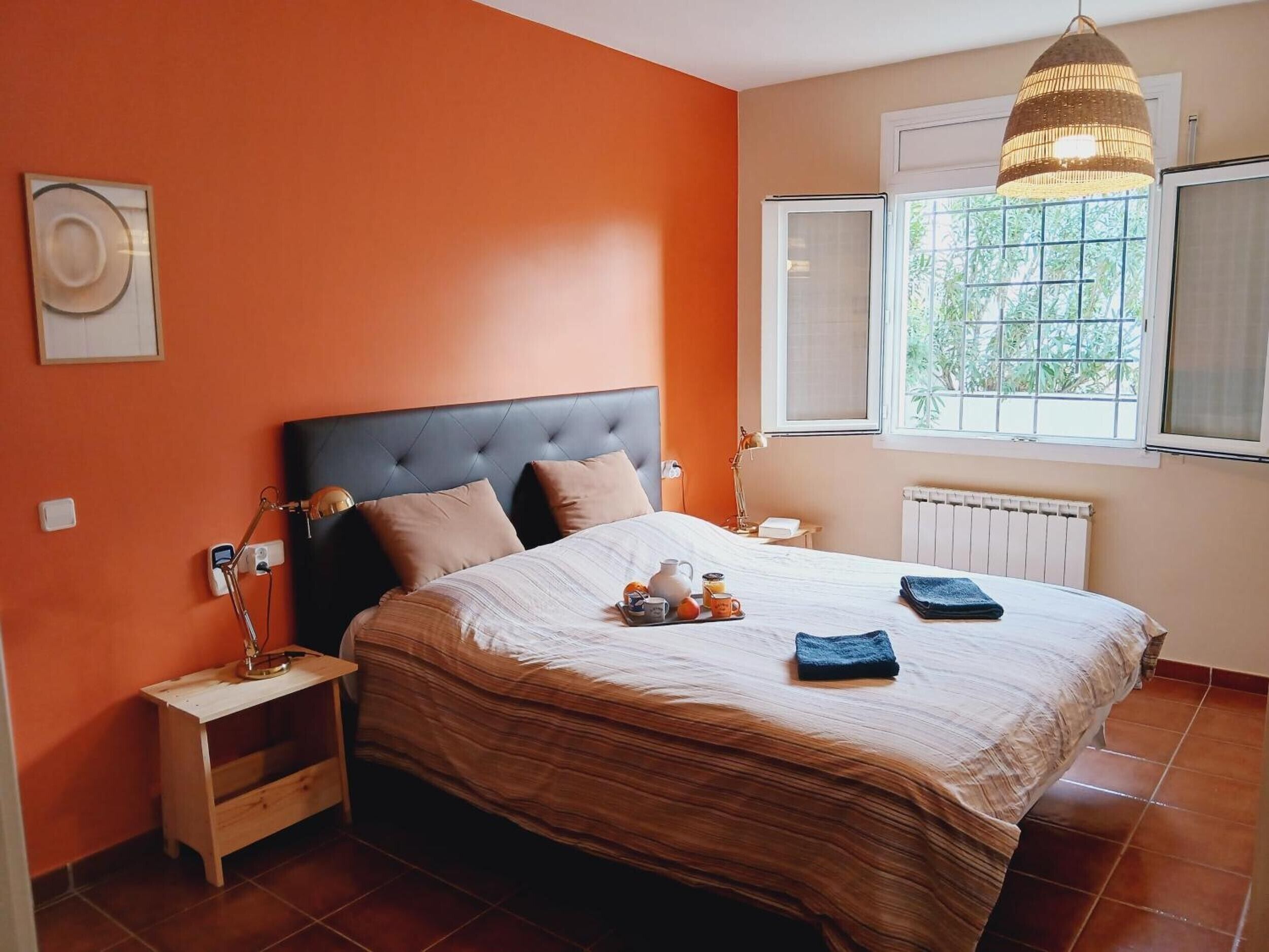 Tabla de planchar con plancha, wifi y ropa de cama 