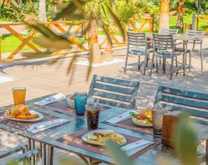 Bar en milieu de piscine