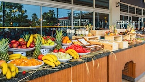 A buffet with a variety of fruits and beverages. - Casa Fora Beach Resort (Manavgat)