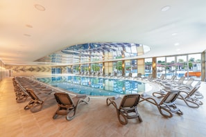 2 piscines couvertes, piscine extérieure (ouverte en saison)