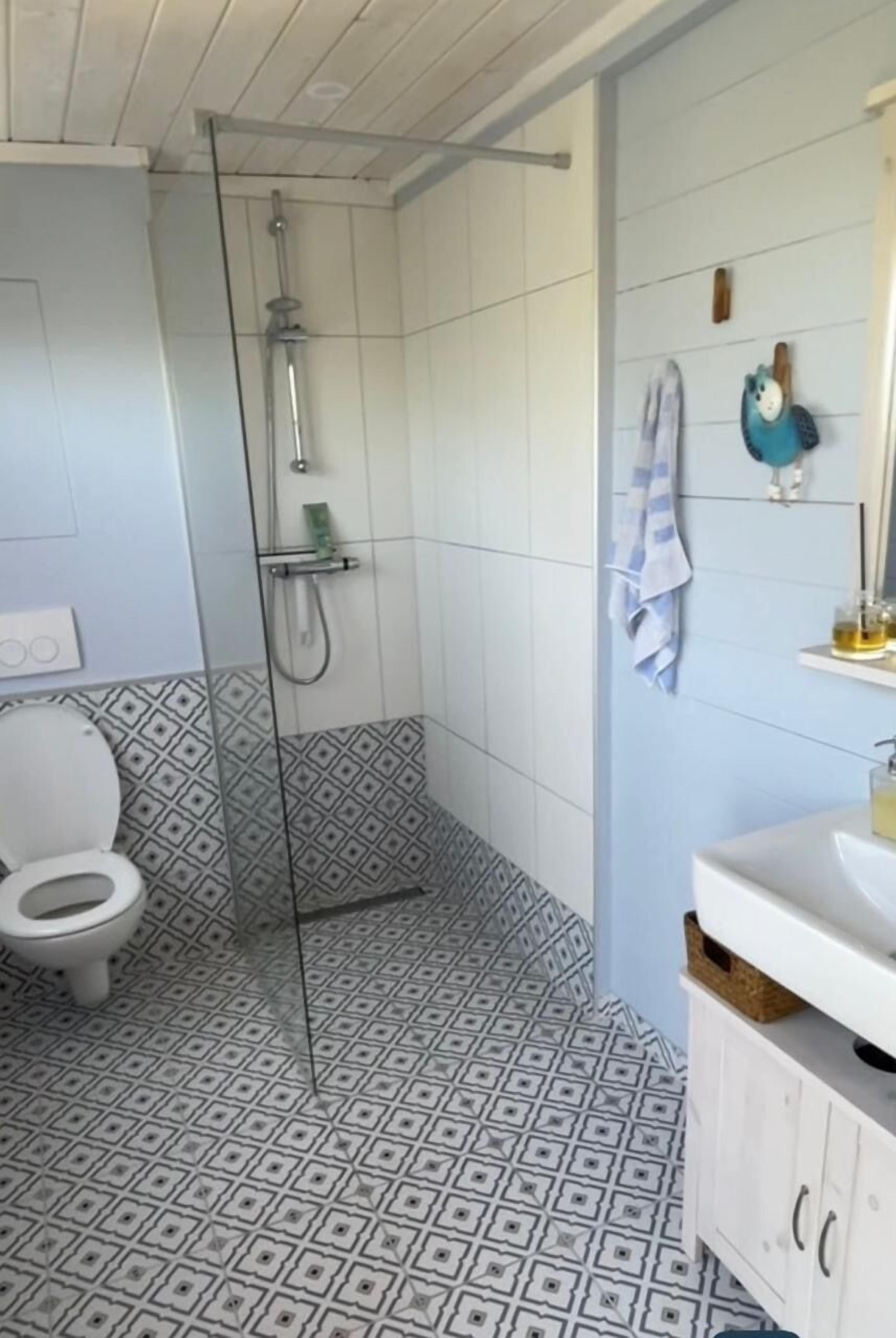 Een douche, een haardroger, handdoeken, zeep