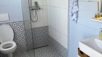 Een douche, een haardroger, handdoeken, zeep