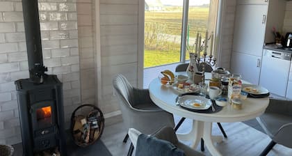 Privates Ferienhaus mit großer Terrasse & Garten– ruhige Lage nahe Bodden/Ostsee