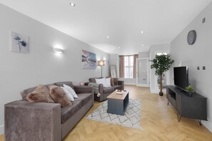 Casa familiar | Área de sala de estar | Smart TV de 42 pulgadas con canales digitales y Netflix 