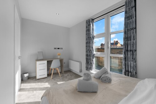 4BDR 3BA Family Home Garden in Isleworth