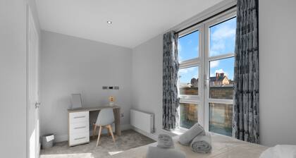 4BDR 3BA Family Home Garden in Isleworth